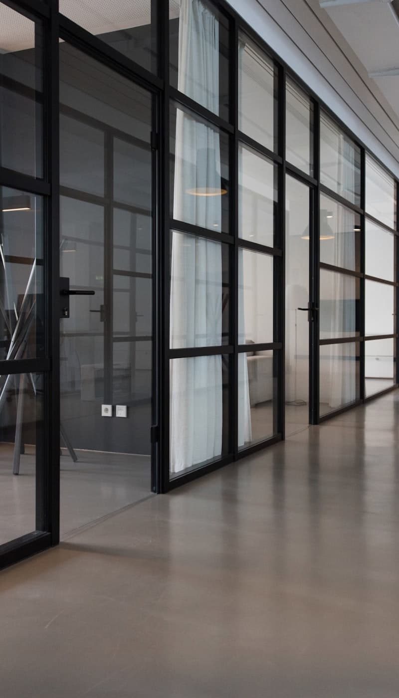 Espaço amplo com arquitetura limpa e ritmo vertical